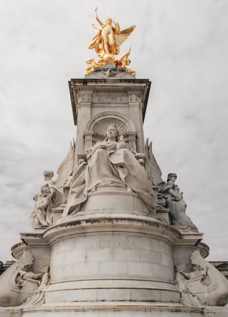 Queen Victoria's statue outside the front of Buckingham Palace